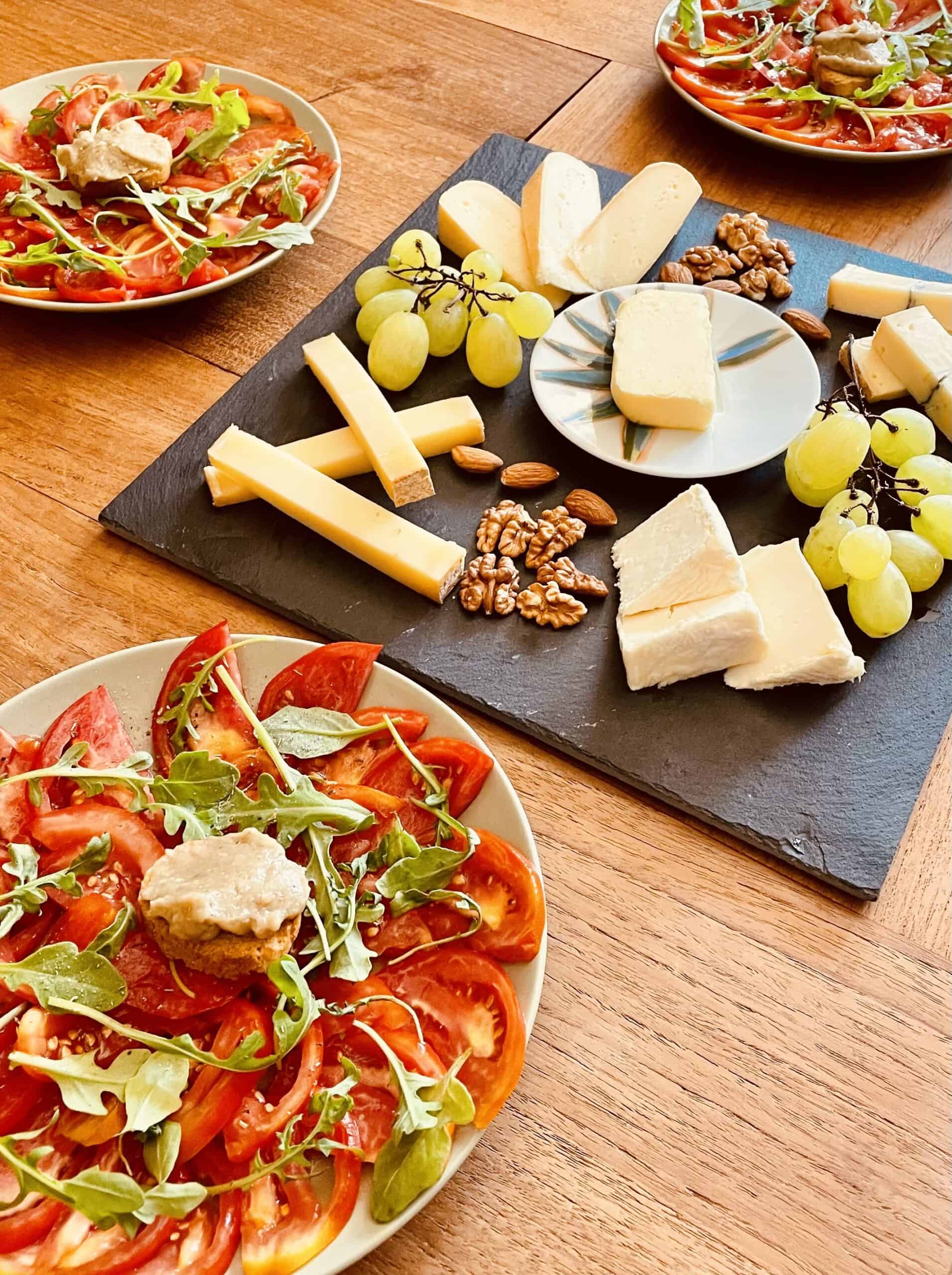 Chambre lumineuse avec lit double, décoration florale et parquet en bois naturel.