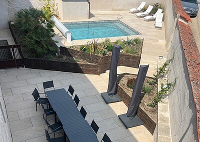 Espace extérieur avec piscine, terrasse et mobilier de jardin à Mesnil Montrivaut.