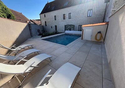 Piscine extérieure avec chaises longues à Mesnil Montrivaut.
